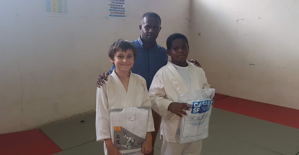 Fabio et Slimane, vice-champion et champion de Mayotte 2018 avec le maire de Chiconi Mohamadi Madi Ousseni